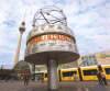 Wereldtijklok aan Alexanderplatz in Berlijn